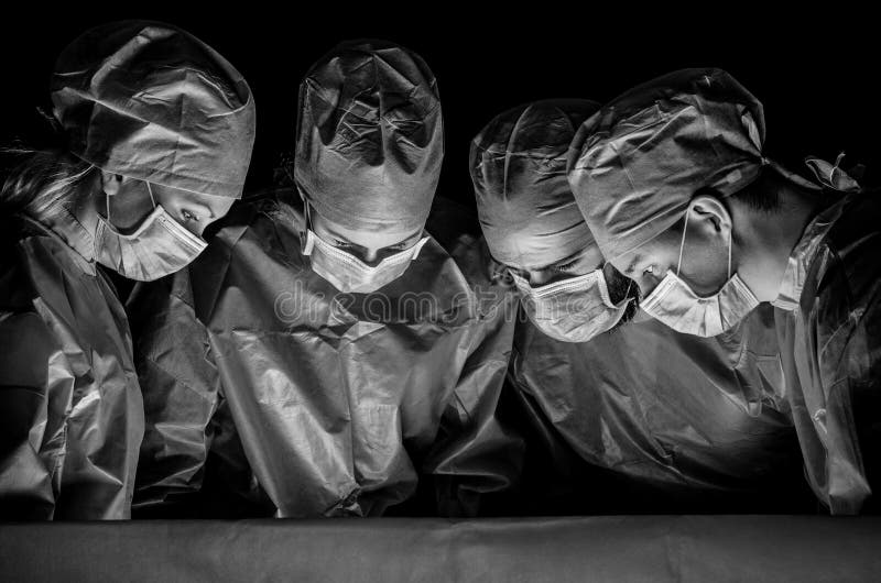 Schwarzes weißes Foto von Doktoren im Operationsraum stockfoto