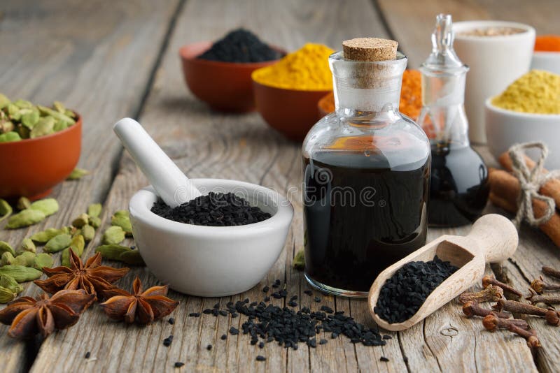 Schwarzkümmel oder römische Koriandersamen, Schwarzkümmelölflaschen und Aromastoffe Gewürze Bestandteile für das Kochen tr Ayurve