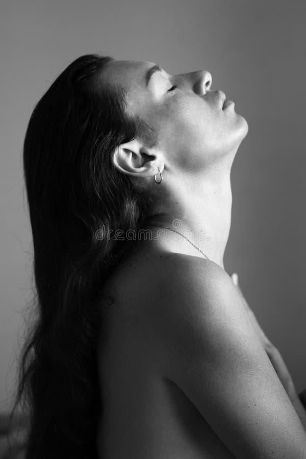 Schwarzweiss-Foto Brunette im Profil lizenzfreies stockbild Schwarzweiss-Foto Brunette im Profil lizenzfreies stockbild