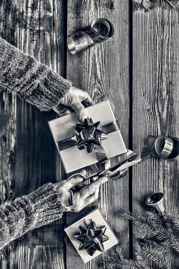 Schwarzweiss-Foto Pekings, China Ein neues Jahr ` s Geschenk zu Hause vorbereiten Weihnachtsglocke, Weihnachtsdekorationen, golde stockbild Schwarzweiss-Foto Pekings, China Ein neues Jahr ` s Geschenk zu Hause vorbereiten Weihnachtsglocke, Weihnachtsdekorationen, golde stockbild