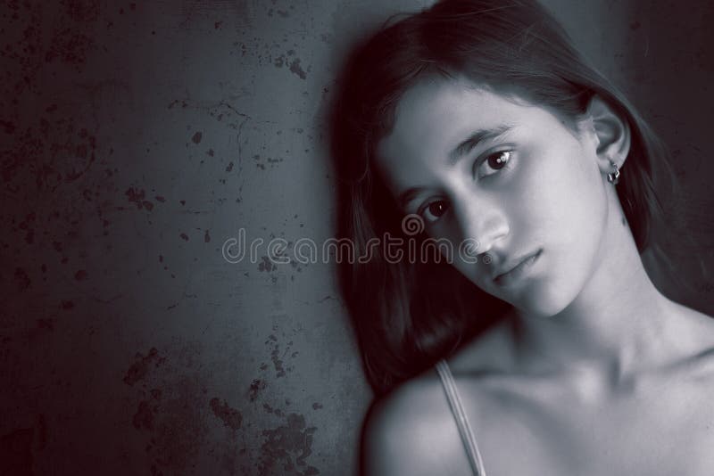 Schwarzweiss-Porträt einer traurigen Jugendlichen stockfoto Schwarzweiss-Porträt einer traurigen Jugendlichen stockfoto