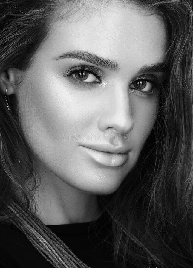 Schwarzweiss-Schönheitsnahaufnahmeporträt der schönen jungen Frau mit dem nassen Haar und Berufsmake-up stockfoto Schwarzweiss-Schönheitsnahaufnahmeporträt der schönen jungen Frau mit dem nassen Haar und Berufsmake-up stockfoto