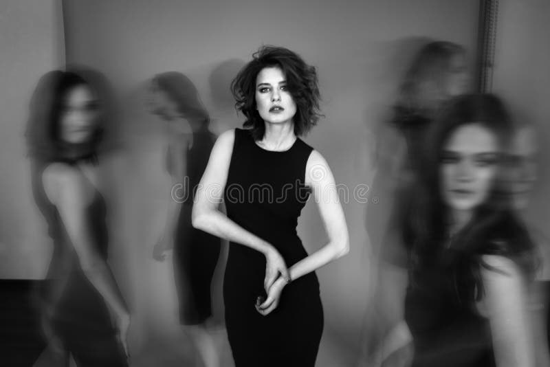 Schwarzweiss-Studiofoto von fünf Frauen in den schwarzen Kleidern Blau lizenzfreie stockbilder Schwarzweiss-Studiofoto von fünf Frauen in den schwarzen Kleidern Blau lizenzfreie stockbilder
