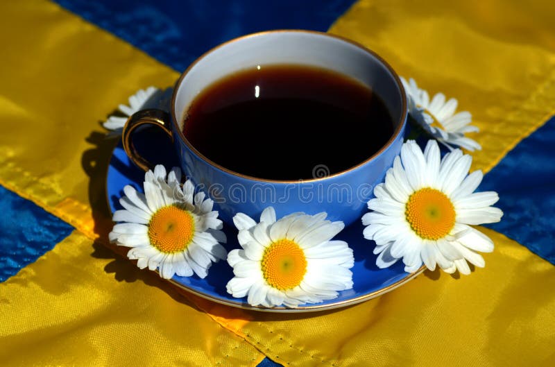 Schwedisches fika oder Kaffee mit schwedischer Flagge lizenzfreies stockbild Schwedisches fika oder Kaffee mit schwedischer Flagge lizenzfreies stockbild