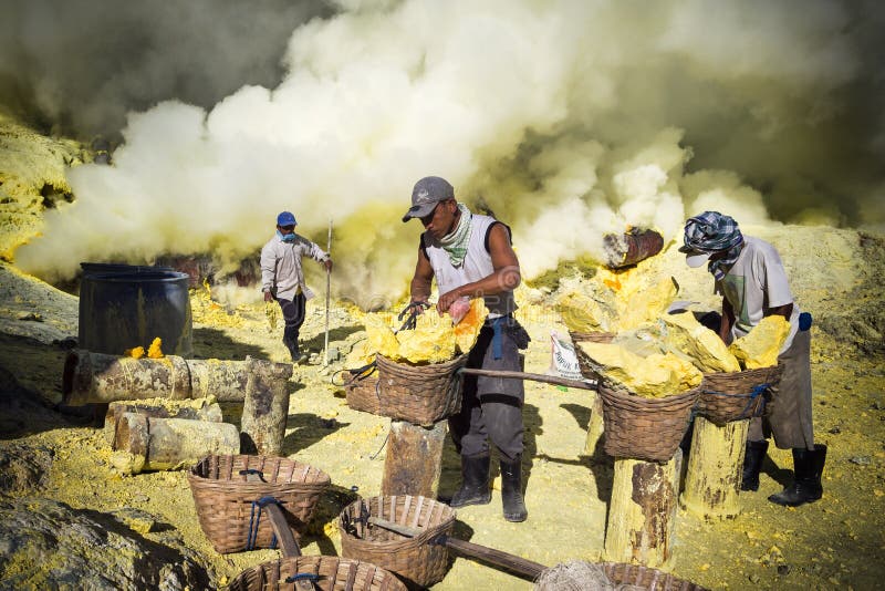  Schwefel  Bergm nner An Vulkan Kawah  Ijen  In Java 