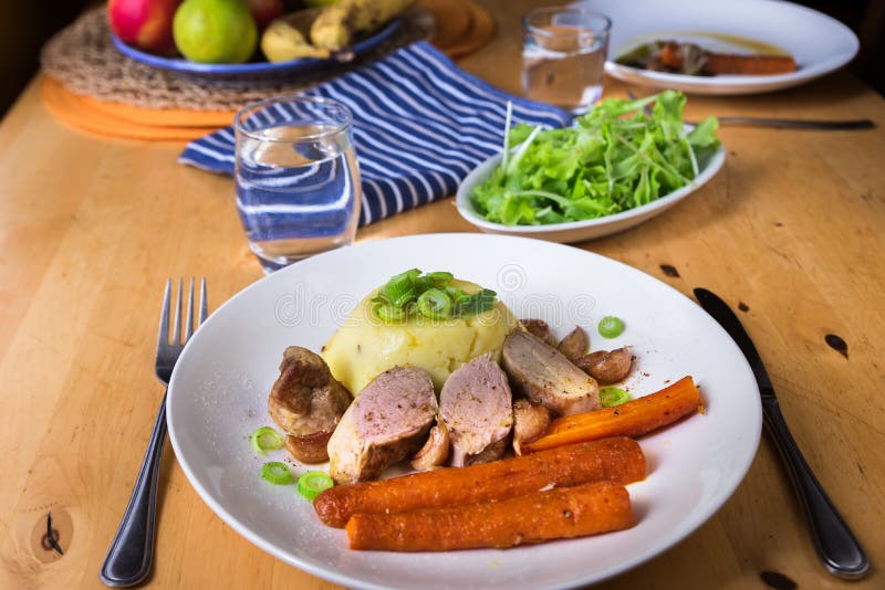 Schweinefilet, Kartoffelpüree und Karotte auf Platte, Salat auf Holztisch stockfoto Schweinefilet, Kartoffelpüree und Karotte auf Platte, Salat auf Holztisch stockfoto