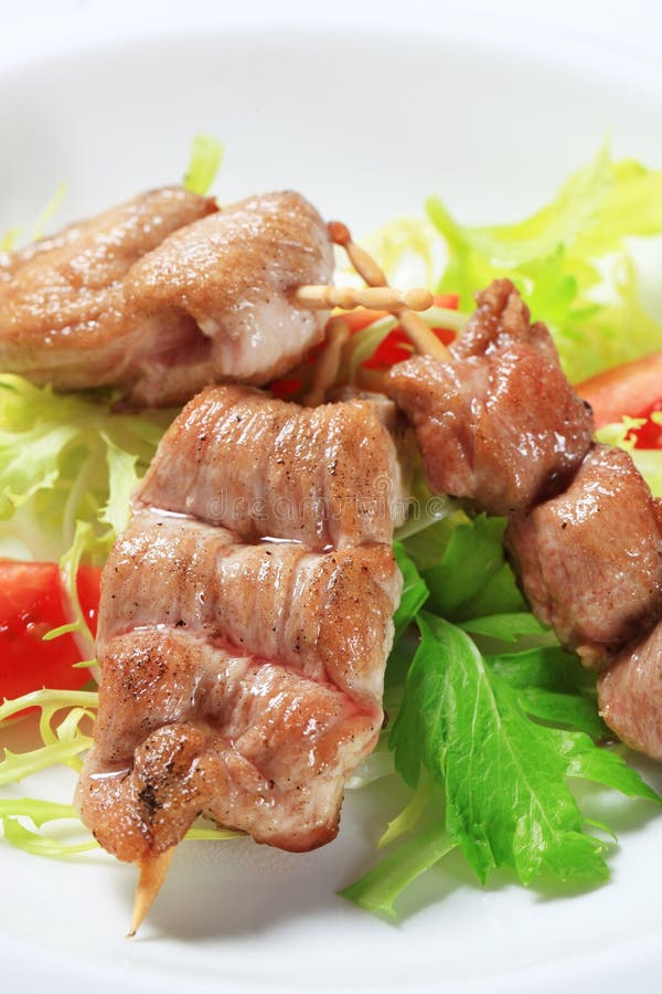 Schweinefiletaufsteckspindeln Stockbild - Bild von salat ...