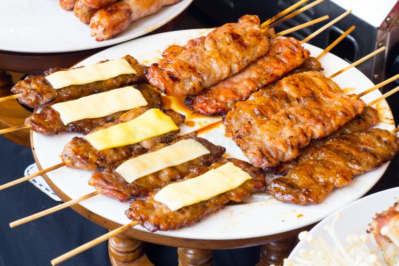 Schweinefleisch auf dem Grill mit Flamme / Straßenlebensmittel in Thailand / thailändisch lizenzfreies stockbild Schweinefleisch auf dem Grill mit Flamme / Straßenlebensmittel in Thailand / thailändisch lizenzfreies stockbild