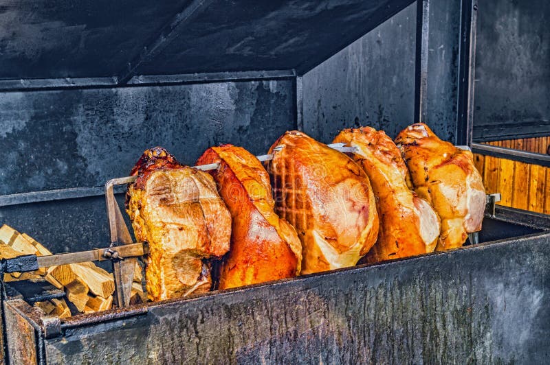 Schweinefleischschinkenfleisch wird auf einem offenen Feuer im Grill gebraten Straßen-Tscheche-Lebensmittel Prag, Tschechische Re stockfotos Schweinefleischschinkenfleisch wird auf einem offenen Feuer im Grill gebraten Straßen-Tscheche-Lebensmittel Prag, Tschechische Re stockfotos