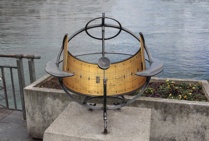 Schweiz; Genève; Mars 8, 2018; The Sun klocka med Genèvela arkivbilder Schweiz; Genève; Mars 8, 2018; The Sun klocka med Genèvela arkivbilder