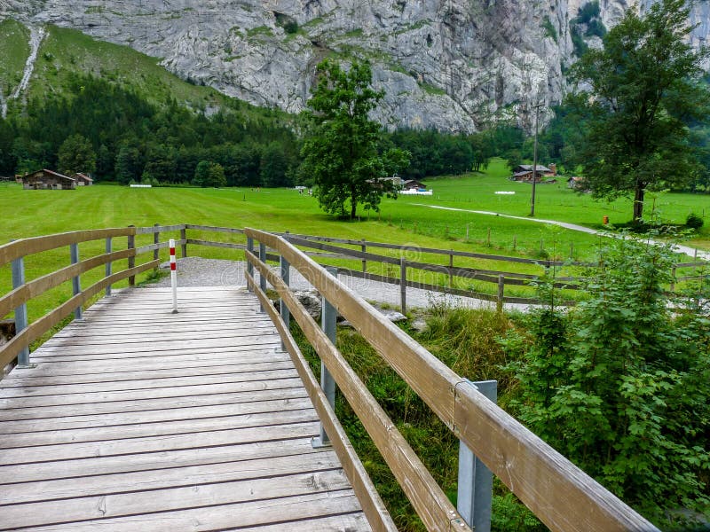 Schweiz Lauterbrunnen, SPÅNG ÖVER VANDRINGSLEDET UNDER TRÄD fotografering för bildbyråer Schweiz Lauterbrunnen, SPÅNG ÖVER VANDRINGSLEDET UNDER TRÄD fotografering för bildbyråer
