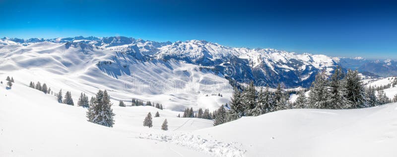 Schweizer Alpen bedeckt durch den frischen neuen Schnee gesehen von Hoch-Ybrigskiort, die Mittel-Schweiz lizenzfreie stockfotos Schweizer Alpen bedeckt durch den frischen neuen Schnee gesehen von Hoch-Ybrigskiort, die Mittel-Schweiz lizenzfreie stockfotos