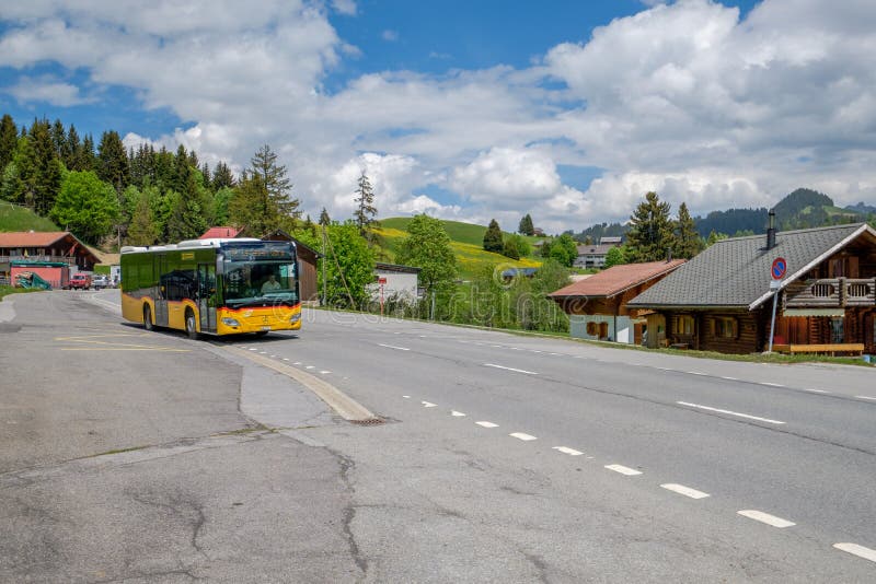 Schweizer Postbus in den Schweizer Alpen, Les-Moose, die Schweiz stockfotos Schweizer Postbus in den Schweizer Alpen, Les-Moose, die Schweiz stockfotos