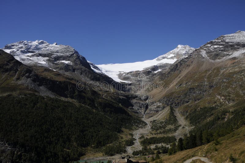 Schweiziska fjällängar: FjällängGrà ¼ M, Berg-landskap upperengadin royaltyfria foton Schweiziska fjällängar: FjällängGrà ¼ M, Berg-landskap upperengadin royaltyfria foton