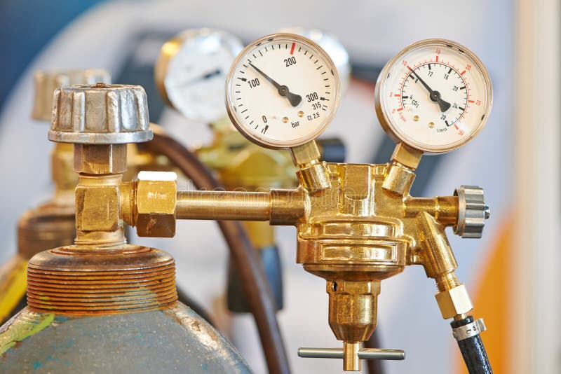 Schweißensacetylen-Gasflaschebehälter mit Messgerät lizenzfreies stockbild Schweißensacetylen-Gasflaschebehälter mit Messgerät lizenzfreies stockbild