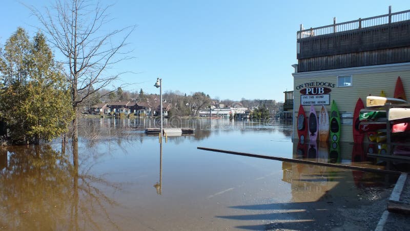 Schwere ?berschwemmung auf dem Muskoka-Fluss, der durch Huntsville, Ontario l?uft lizenzfreie stockbilder Schwere ?berschwemmung auf dem Muskoka-Fluss, der durch Huntsville, Ontario l?uft lizenzfreie stockbilder