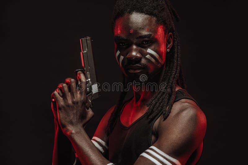 Schwerer afrikanischer Mann isoliert von schwarzen Hintergrund stockfoto