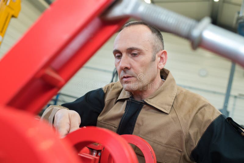 Schwerer Ausrüstungstechniker, der Arbeit erledigt stockbild Schwerer Ausrüstungstechniker, der Arbeit erledigt stockbild