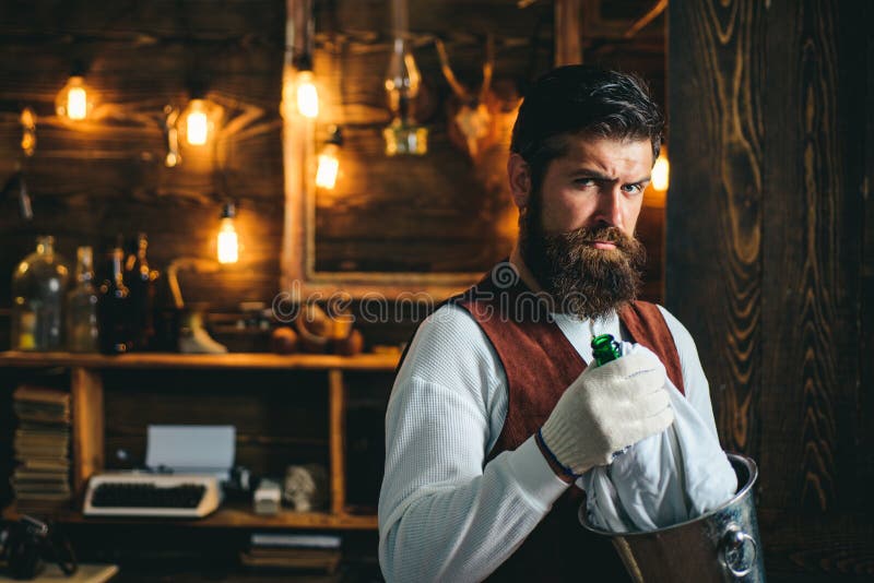 Schwerer Barman Restaurantpersonal Bärenweste Pub Retro Vintage Inneres Barman mit Bart Hipster stockfoto Schwerer Barman Restaurantpersonal Bärenweste Pub Retro Vintage Inneres Barman mit Bart Hipster stockfoto