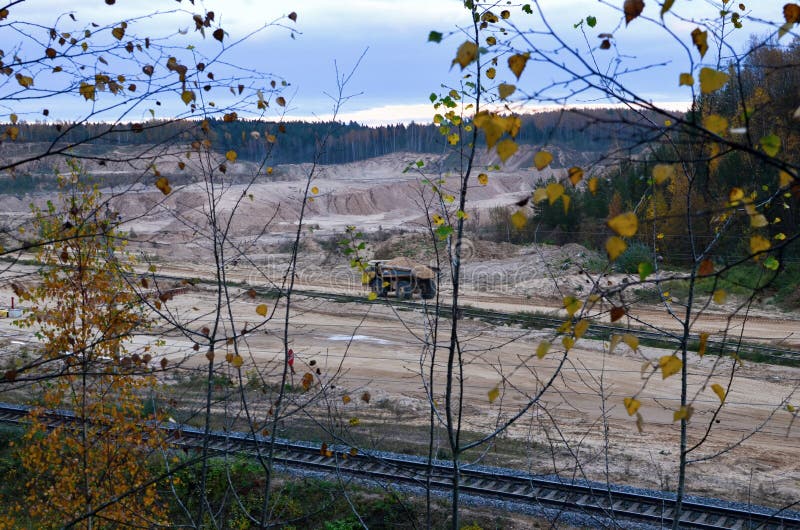 Schwerer großer Steinbruchkipplaster Die Arbeit von Baugeräten in der Minenindustrie Nützliche Mineralien der Produktion lizenzfreies stockfoto Schwerer großer Steinbruchkipplaster Die Arbeit von Baugeräten in der Minenindustrie Nützliche Mineralien der Produktion lizenzfreies stockfoto