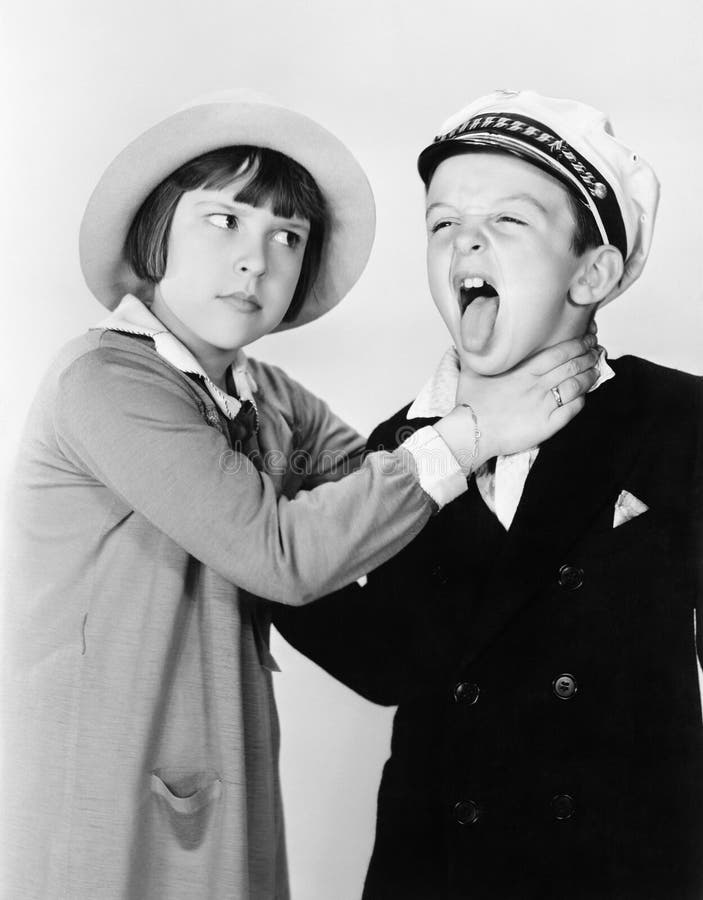 Schwester, die vortäuscht, ihren Bruder einzuschnüren (alle dargestellten Personen sind nicht längeres lebendes und kein Zustand lizenzfreie stockfotos Schwester, die vortäuscht, ihren Bruder einzuschnüren (alle dargestellten Personen sind nicht längeres lebendes und kein Zustand lizenzfreie stockfotos