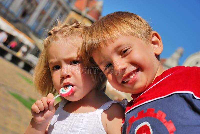 Schwester und Bruder lizenzfreie stockfotos Schwester und Bruder lizenzfreie stockfotos