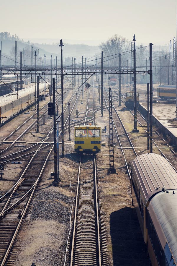 Schwieriges Bahnnetz mit Stromleitungen und Frachtlastwagen für Bahn maintanance, sonniger Tag, Smichov, Prag, Tschechische Repub lizenzfreie stockfotos Schwieriges Bahnnetz mit Stromleitungen und Frachtlastwagen für Bahn maintanance, sonniger Tag, Smichov, Prag, Tschechische Repub lizenzfreie stockfotos