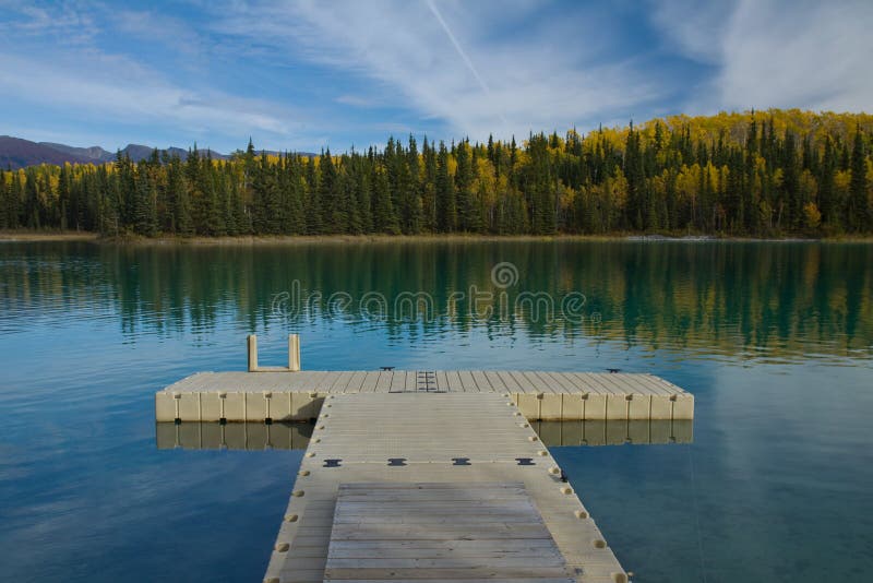 Schwimmdock ursprünglicher am Boya See-provinziellen Park, BC