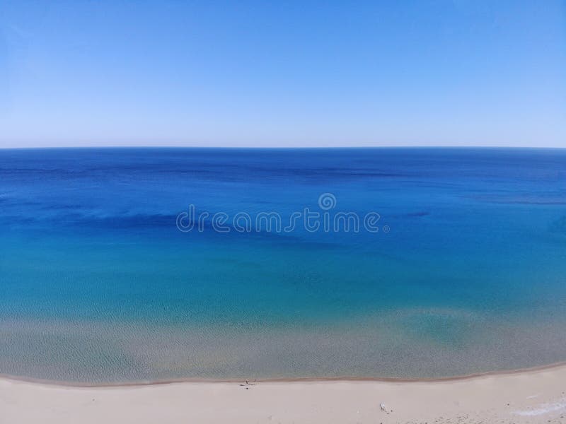 Schwimmen auf dem Meer Sommerzeitfeiertag, glücklicher Moment in der Einheit mit Natur ?berraschende Ansicht von oben Nordteil vo lizenzfreie stockbilder Schwimmen auf dem Meer Sommerzeitfeiertag, glücklicher Moment in der Einheit mit Natur ?berraschende Ansicht von oben Nordteil vo lizenzfreie stockbilder