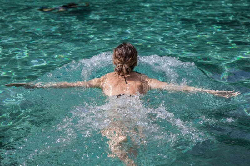 Schwimmen der jungen Frau stockbilder Schwimmen der jungen Frau stockbilder