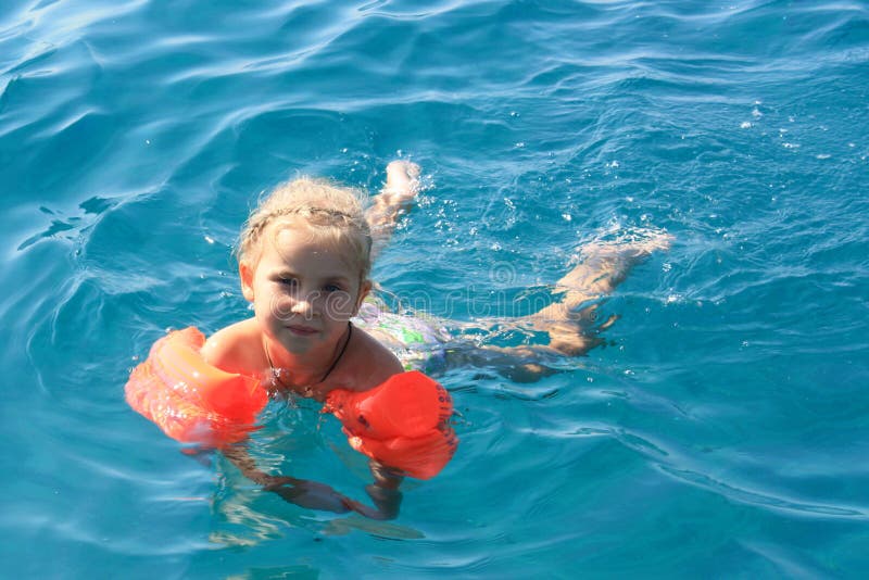 Schwimmen Der Jungen Frau Im Meer Stockbild - Bild von 