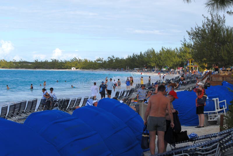 Schwimmen und Strand drängen sich am privaten Insel Halbmond-Schlüssel lizenzfreie stockbilder Schwimmen und Strand drängen sich am privaten Insel Halbmond-Schlüssel lizenzfreie stockbilder
