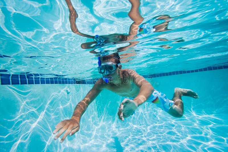 Schwimmen Unter Wasser Im Pool Stockfoto Bild Von Zicklein Swim 22996482