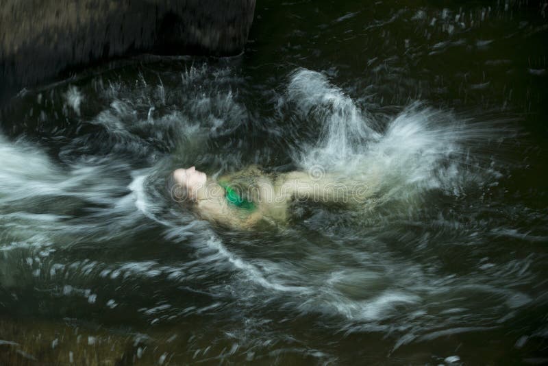 Schwimmenrückenschwimmen der jungen Frau, spritzend, Sugar River, Newport lizenzfreie stockbilder Schwimmenrückenschwimmen der jungen Frau, spritzend, Sugar River, Newport lizenzfreie stockbilder