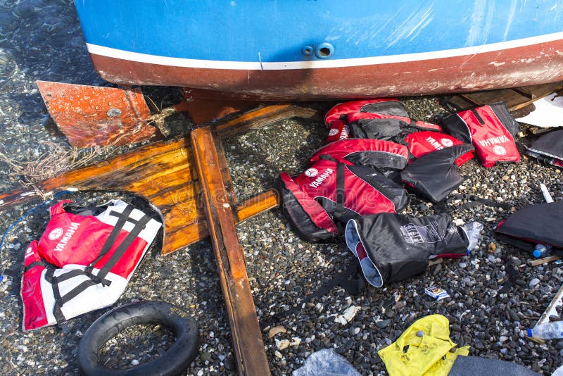 Schwimmwesten weggeworfen auf einen Strand Flüchtlinge kommen aus der Türkei in einem aufblasbaren Boot