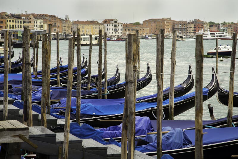 Schwärzen Sie die lackierte Gondel, gebunden am alten hölzernen Pier bei Grand Canal, Venedig lizenzfreie stockbilder Schwärzen Sie die lackierte Gondel, gebunden am alten hölzernen Pier bei Grand Canal, Venedig lizenzfreie stockbilder