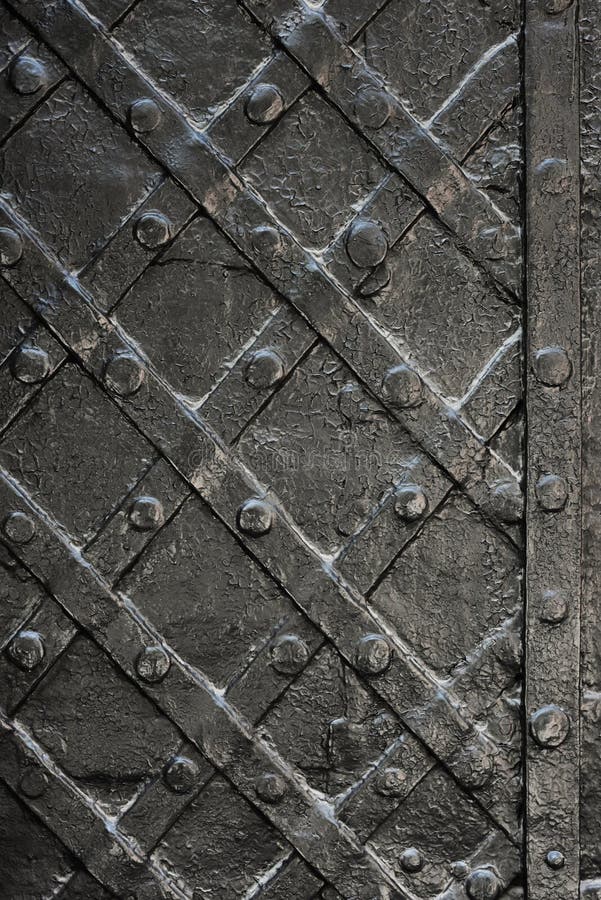Schwärzen Sie geschmiedete Eisentür für Beschaffenheit oder Hintergrund, alte Architektur des Schlosstorhintergrundes
