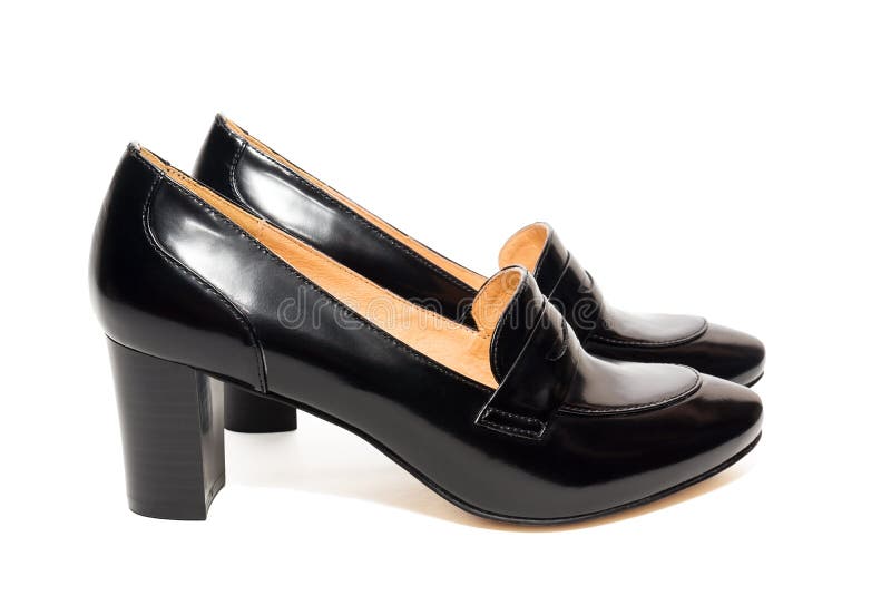 Schwärzen Sie weibliche Schuhe. Schwarze weibliche Schuhe auf einem weißen Hintergrund, lokalisiert, Studio