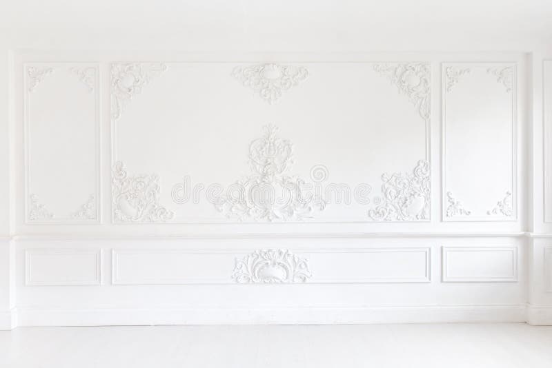 Schöne aufwändige weiße dekorative Gipsformteile im Studio Die weiße Wand wird mit vorzüglichen Elementen von verziert