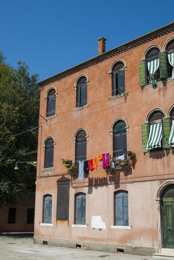 Schöne bunte Hausfassade an einem sonnigen Sommertag, Venedig, Italien stockfotografie Schöne bunte Hausfassade an einem sonnigen Sommertag, Venedig, Italien stockfotografie