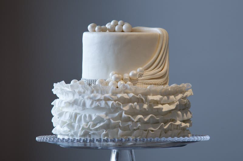 Schöne Hochzeitstorte auf einer Servierplatte lizenzfreies stockfoto Schöne Hochzeitstorte auf einer Servierplatte lizenzfreies stockfoto