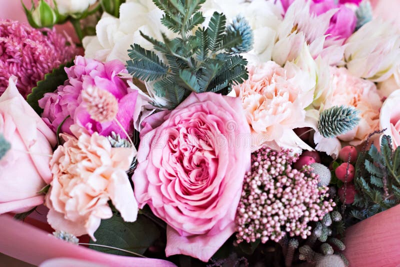 Schöner Blumenstrauß im rosa Packpapier Rosen und andere empfindliche schöne Blumen stockbild Schöner Blumenstrauß im rosa Packpapier Rosen und andere empfindliche schöne Blumen stockbild