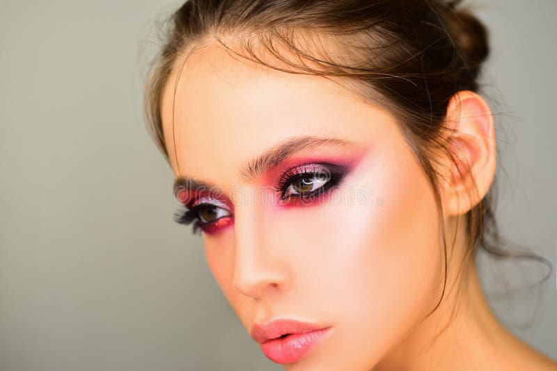 Schönheitsfrau im Studio auf grauem Hintergrund Glückliches junges Mädchen, das Taschen auf einem weißen Hintergrund hält Mode, S lizenzfreie stockbilder Schönheitsfrau im Studio auf grauem Hintergrund Glückliches junges Mädchen, das Taschen auf einem weißen Hintergrund hält Mode, S lizenzfreie stockbilder
