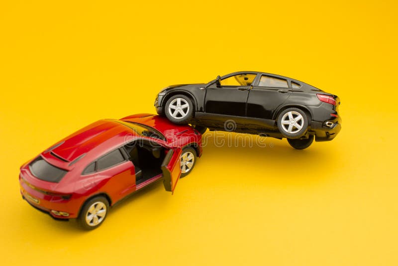 Schädigende Spielzeugautos nach Zusammenstoß lizenzfreies stockfoto Schädigende Spielzeugautos nach Zusammenstoß lizenzfreies stockfoto
