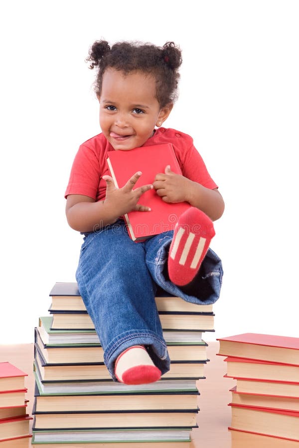 Schätzchen, das auf einem Stapel der Bücher sitzt lizenzfreie stockfotografie Schätzchen, das auf einem Stapel der Bücher sitzt lizenzfreie stockfotografie