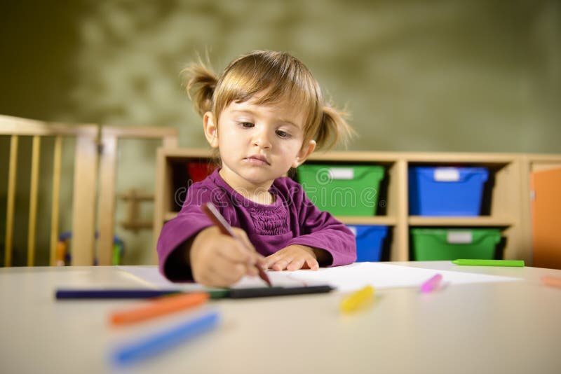 Schätzchen und Spaß, Kindzeichnung an der Schule stockbild Schätzchen und Spaß, Kindzeichnung an der Schule stockbild