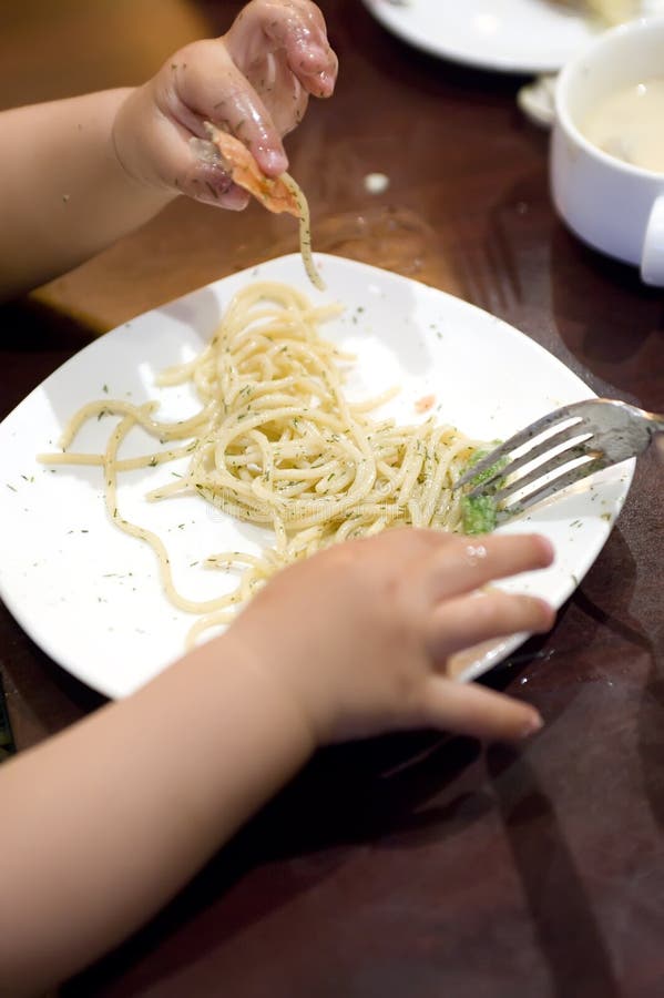 Schätzchen, zum von Teigwaren zu ergreifen lizenzfreies stockfoto Schätzchen, zum von Teigwaren zu ergreifen lizenzfreies stockfoto