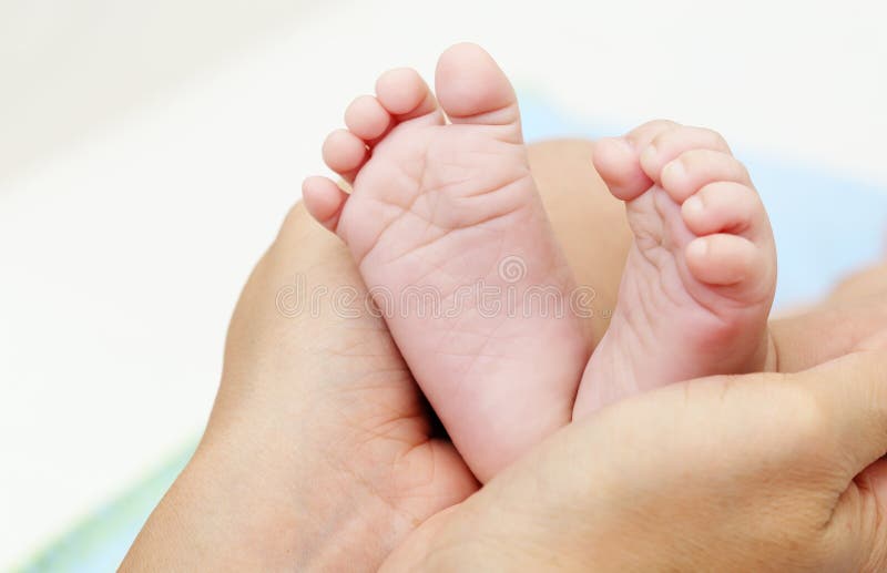 Schätzchenfüße in den Mutterhänden Neugeborener Kinderfuß stockfoto Schätzchenfüße in den Mutterhänden Neugeborener Kinderfuß stockfoto
