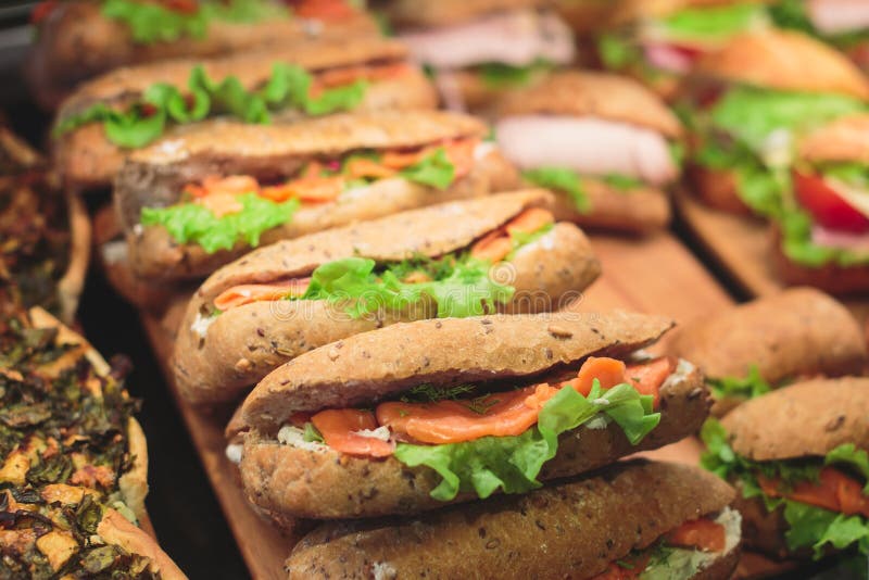 Schön verzierter versorgender Bankettisch mit verschiedenen Lebensmittelsnäcken und -aperitifs mit Sandwich lizenzfreies stockfoto Schön verzierter versorgender Bankettisch mit verschiedenen Lebensmittelsnäcken und -aperitifs mit Sandwich lizenzfreies stockfoto