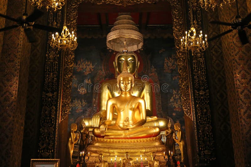 Schön von goldener Buddha-Statue und von der thailändischen Kunstarchitektur in Thailand-Tempel stockfotos Schön von goldener Buddha-Statue und von der thailändischen Kunstarchitektur in Thailand-Tempel stockfotos